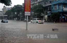 Mưa lớn kéo dài khiến giao thông 2 tỉnh Quảng Ninh và Lai Châu bị tê liệt
